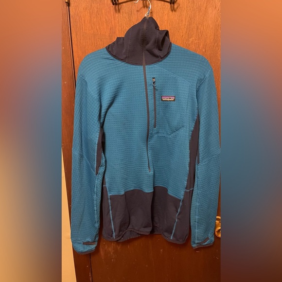 A midlayer fleece - Picture 2 of 4